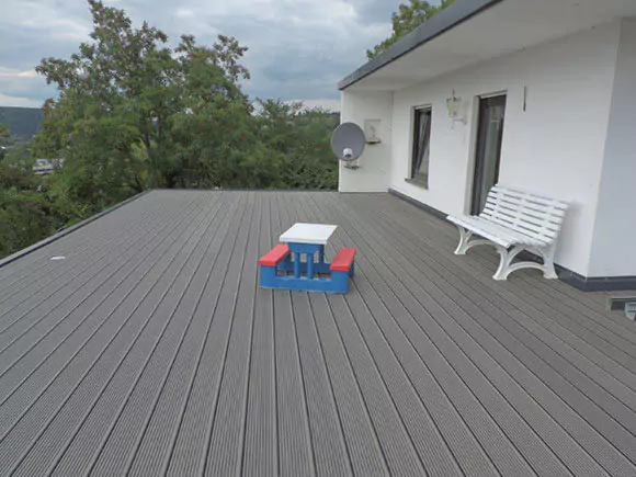 Terrasse mit modernen, grauen Holzdielen