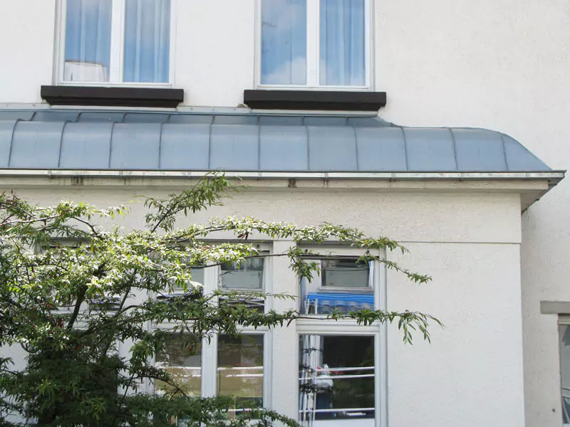 Außenansicht eines Hauses mit Aludach