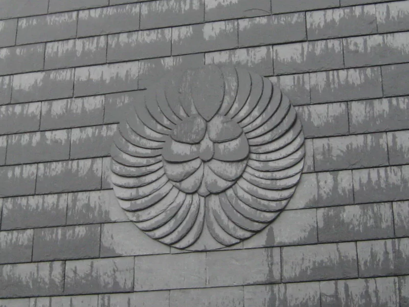 Nahaufnahme eines Designelements einer Außenfassade eines Hauses