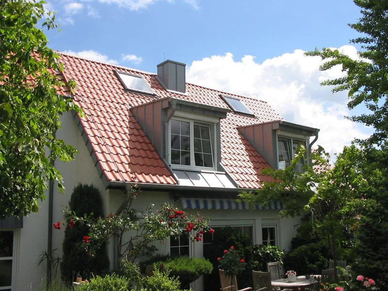Rotel Steildach an Einfamilienhaus