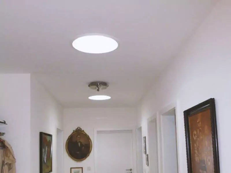 Leuchtelement an Zimmerdecke