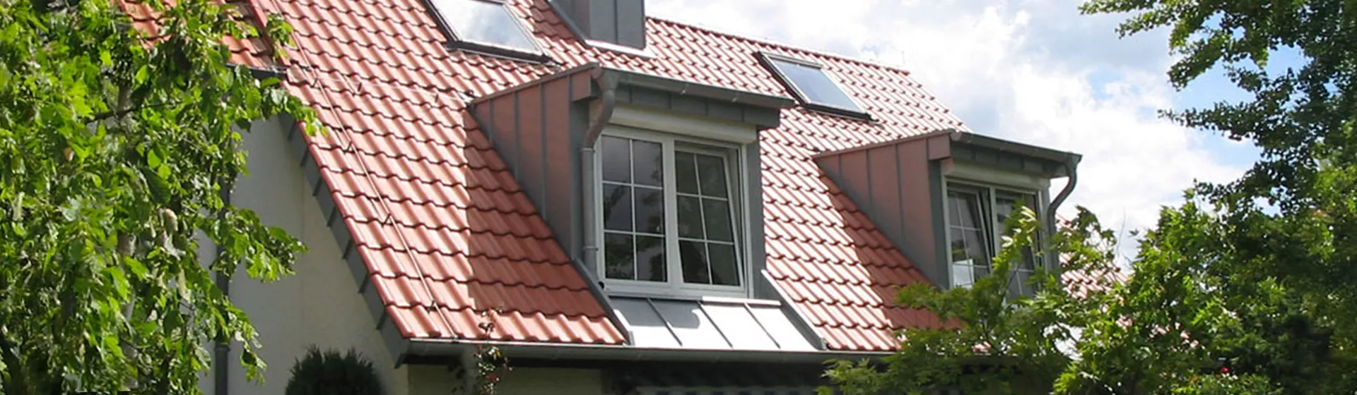 Nahaufnahme eines roten Steildachs